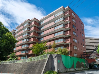 リゾートマンションとして建てられた建物をリノベーションして誕生した、少しユニークな造りのリゾートホテルです。